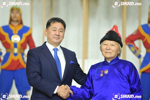 Чинагийн Галсанд Хөдөлмөрийн баатар цол хүртээлээ 