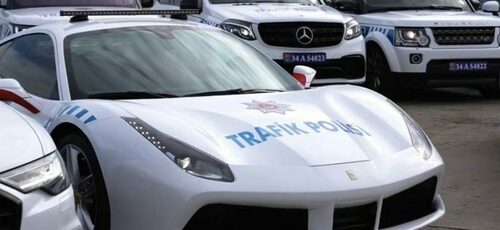 Туркийн цагдаа нар Бентли, Ферари хөлөглөнө