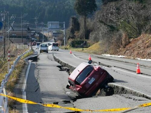 Японд газар хөдлөлтийн дараа сураггүй болсон 50 гаруй хүнийг эрэн хайж байна