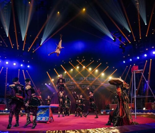 Монголын циркчид Монте-Карлогийн наадмаас МӨНГӨН АЛИАЛАГЧ шагнал хүртлээ