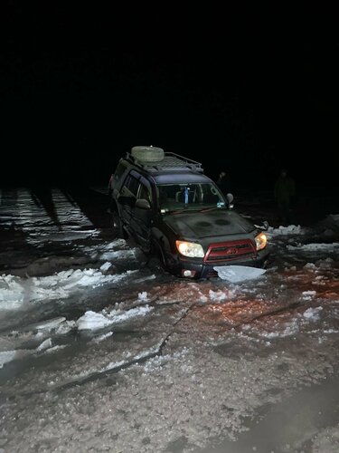 Хөвсгөл нуурын мөс цөмөрч, таван зорчигчтой машин суужээ