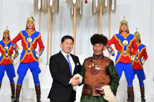 Гавьяат малчин Д.Дашцэрэнд Хөдөлмөрийн баатар цол хүртээлээ