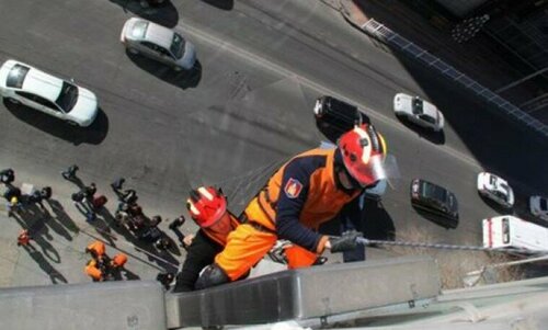 Гэр бүлийн маргааны улмаас 19 настай эмэгтэй өндрөөс үсрэхийг завджээ