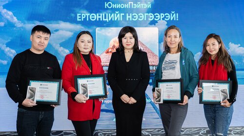 iPhone 15 Pro ухаалаг утасны эзэд батламжаа гардан авлаа