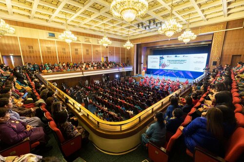 Монгол Улсын нийт хүн амын 51 хувь нь эмэгтэйчүүд байна