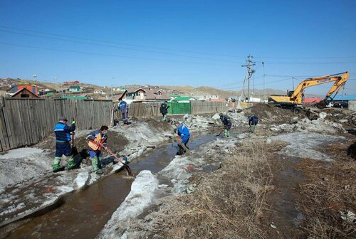 Уулын цас хайлж, айлууд усанд автжээ