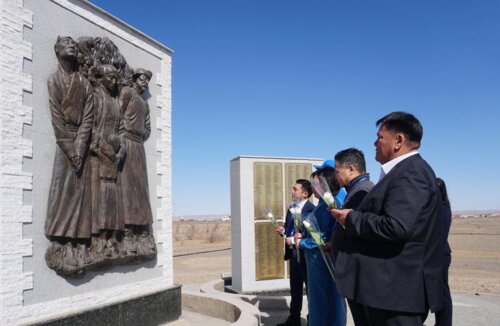 Даланзадгад суманд байрлах хэлмэгдэгсдийн хөшөө орчмыг НОГООН ТӨГӨЛ болгоно