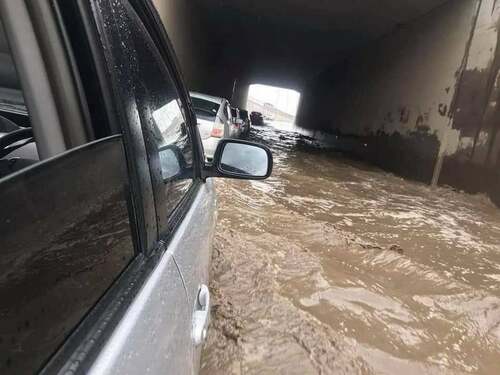 Нүхэн гарцууд, айлын гэр, байшин усанд автжээ