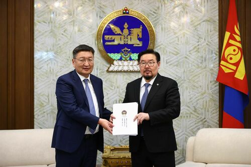 “Алдарт эх”-ийн одон олгох хуульд нэмэлт өөрчлөлт оруулах төслийг өргөн мэдүүллээ