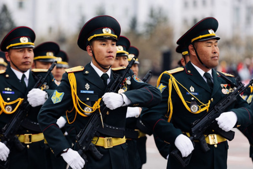 Монгол цэргүүд  Ялалтын парадад алхана