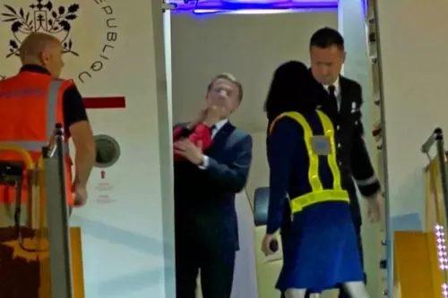 Эммануэль Макрон: Хосуудын дунд болдог жирийн наргиан байсан