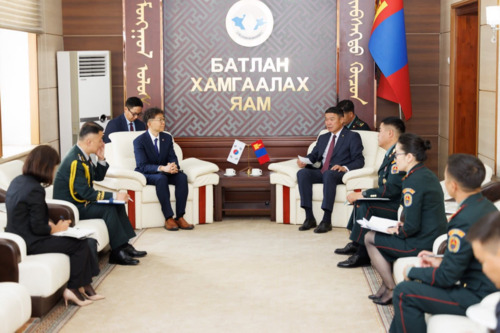 Монгол Улсын Батлан хамгаалахын сайд Д.Батлут БНСУ-аас Монгол Улсад суугаа Онц бөгөөд бүрэн эрхт Элчин сайд Чой Жин Вон-ыг хүлээн авч уулзав